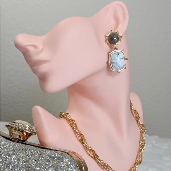 ⚜️ Elegant Gold and Black Earrings - Picture 3 of 8